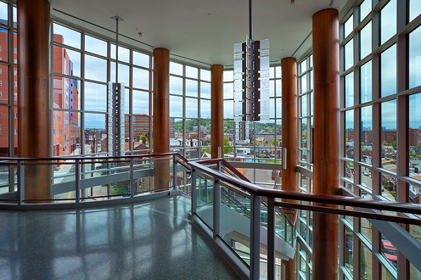 Le verre surdimensionné tiendra compte de plus grandes étendues de verre avec moins d'intrusion des éléments de mur rideau, comme ceux vus à l'hôpital d'enfants d'UPMC de Pittsburgh, la Pennsylvanie.