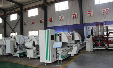 Chine La mitre de double de commande numérique par ordinateur de fenêtre de PVC et de machines de porte a vu l'installation de fabrication fournisseur